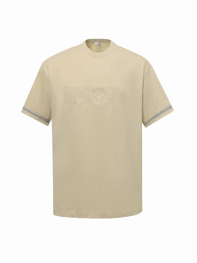 Dior 迪奥联名刺绣T恤短袖 采用棉质平纹针织面料，这款T恤来自 And Stone Island 限定系列，突显联名系列标志，Stone Island的经典