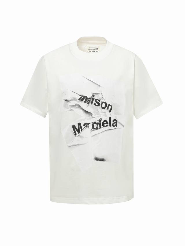 Mm6 Maison Margiela款联名款T恤短袖 作为近年来最受时下年轻群体欢迎的品牌之一，Mm6继承了根植于Maison Margiela的解构理念，带