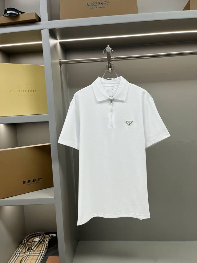 Prada 普拉达 三角标拉链新款Polo衫 原版面料 官方同款 采用210克纯棉珠地面料，定制 同缸染面料 手感非常舒服爽滑 版型挺阔有型 一线品牌代工厂P出