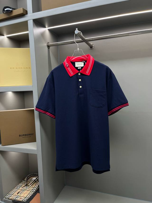 GuccⅠ 古驰 织带新款Polo衫 原版面料 官方同款 采用210克纯棉珠地面料，定制 同缸染面料 手感非常舒服爽滑 版型挺阔有型 采用进口百灵达绣花机 刺绣