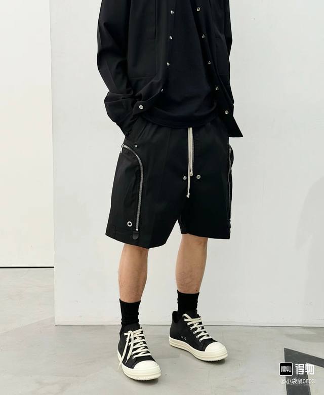 7009 咨询图 Rick Owens Ro 纯色口袋系带工装短裤男款黑色 码数：S M L Xl 颜色：黑色 S码 裤长 50 臀围112 腰围74 M码 裤