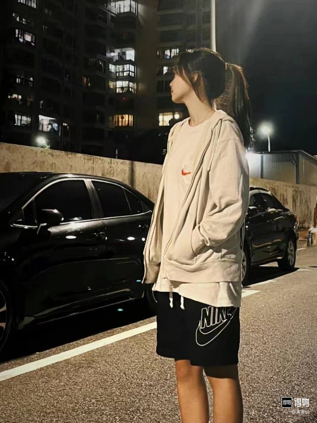 2032 咨询图 Nike耐克刺绣运动短裤 超火爆夏季经典款简洁大方男士运动短裤！ 上身时尚大气上档次街头风十足！从面料到品质无可挑剔！完美的走线和锁边！版型设