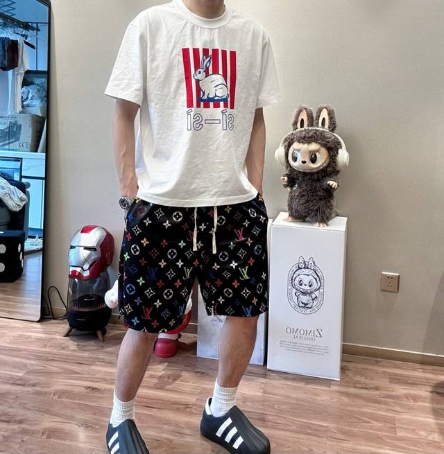6010 咨询图 Louis Vuitton Lv X 村上隆联名款 三彩满印开衩短裤 全身满印Logo彩绘老花设计 夏日潮人必备短裤 上身真的炸裂太好看了 黑