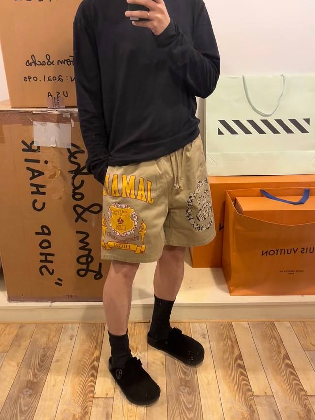 1095 咨询图 Stussy X Denim Tears 联名款 Ss25 印花休闲短裤 细节方面元素丰富： Stussy招牌黑桃八号球 Ist牌均为百灵达刺