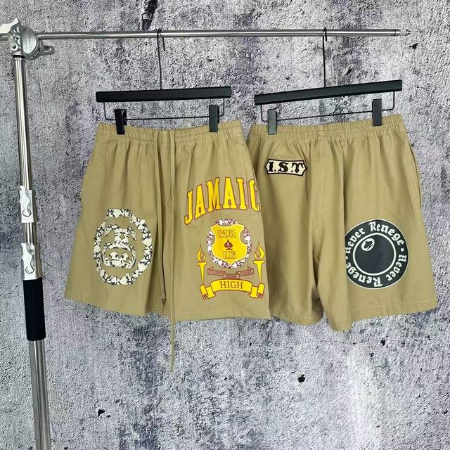 1095 挂拍 Stussy X Denim Tears 联名款 Ss25 印花休闲短裤 细节方面元素丰富： Stussy招牌黑桃八号球 Ist牌均为百灵达刺绣