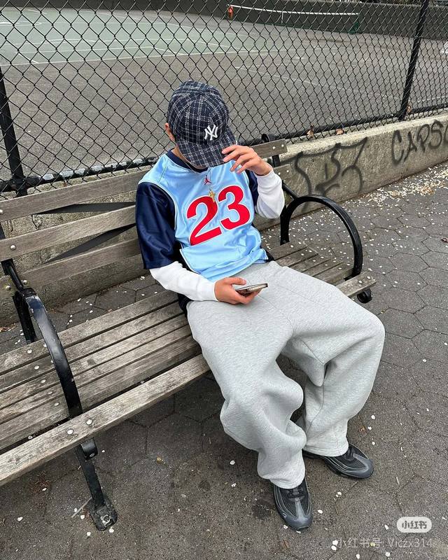 1063 衣服 咨询图 Supreme X Aj Jordan 联名款 Fw24 Week7 Warm Up Jersey 胸前Logo撞色短袖足球衣 篮球短裤