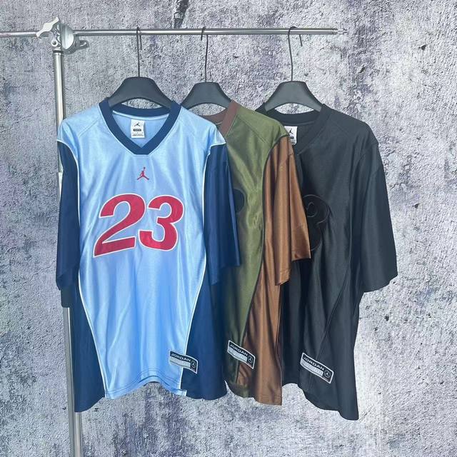1063 衣服 挂拍 Supreme X Aj Jordan 联名款 Fw24 Week7 Warm Up Jersey 胸前Logo撞色短袖足球衣 篮球短裤