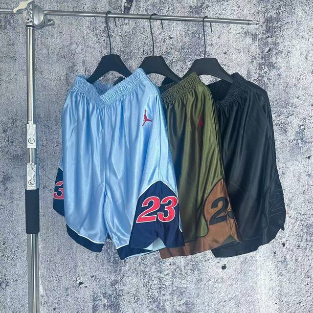 1064 短裤 挂拍 Supreme X Aj Jordan 联名款 Fw24 Week7 Warm Up Jersey 胸前Logo撞色短袖足球衣 篮球短裤