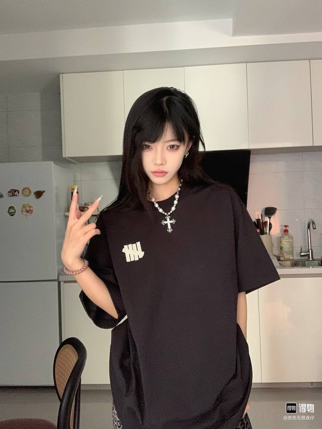 4014 咨询图 Undefeated Ss25 五条杠Logo字母数字美式复古短袖T恤 男女同款 面料：240G双纱面料，不变型不起球 辅料；全套辅料定制；1