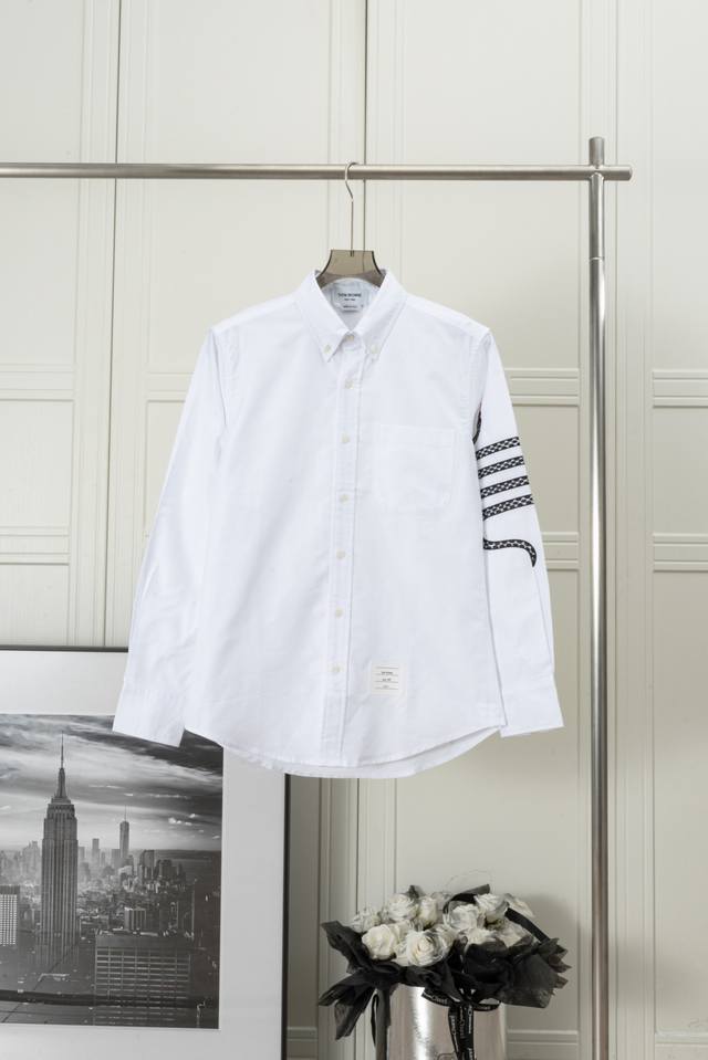 蛇年限定刺绣四杠衬衫 Thom Browne 代购版本刺绣蛇形四杠牛津衬衫 定型刺绣蛇形 蛇年限定定制青年纺长袖衬衫衣身为定制纽扣采用珍贵的贝壳扣，成衣水洗微做