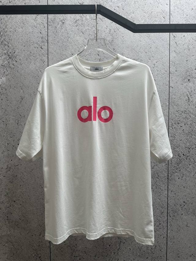 高品质 Alo 25年新款春夏100%纯棉300克宽松短袖圆领显瘦慵懒感T恤康利光桨印花 高级的字母设计，袖子上也做了一个贴布Logo领口，下摆，袖口都是破洞磨