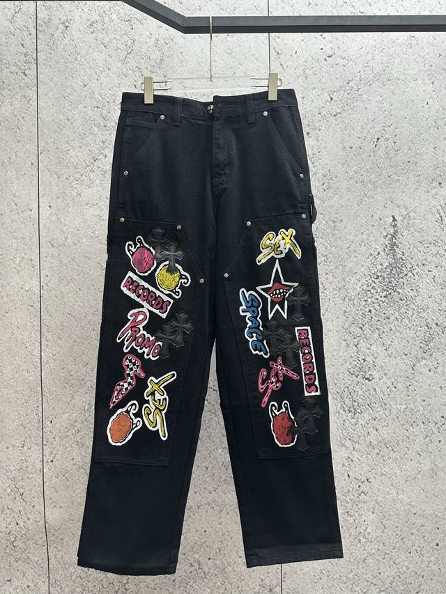 这条裤子具有鲜明的克罗心风格。克罗心是备受瞩目的小众时尚品牌，以个性前卫的设计闻名。此黑色工装牛仔裤，布满彩色涂鸦文字、十字架等元素，兼具街头潮流感与独特艺术氛