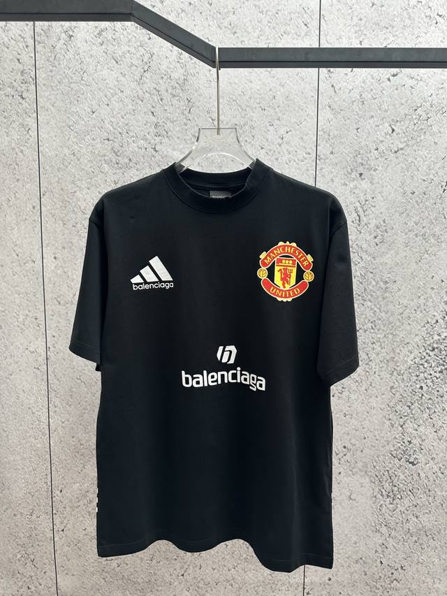 Blcg 25Ss 巴黎世家X阿迪达斯Adidas联名球衣印花超级夜光秀短袖T恤 奶白配色 男女同款 尺码 Xs S M L Xl全码现货供应 工艺说明：采用1