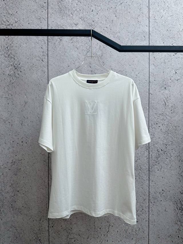 Lv新款潮牌。黑白双色。270克超爽棉 高端发泡厚板胶压花工艺 三标齐 颜色：黑白色 码数：S--Xl