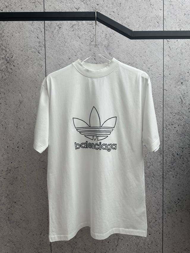 Blcg 23Ss 巴黎世家阿迪Ad联名三叶草刺绣短袖T恤 大白配色 男女同款 尺码 1 2 3 4 5全码现货供应. 工艺说明：采用100%定织定染纯棉面料