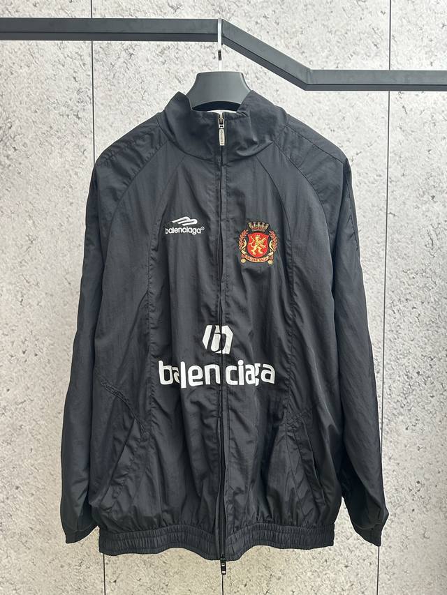 Balenciaga丨巴黎世家 24Ss 联名曼联足球运动套装 高立领插肩袖双头拉链开合2个拉链斜口袋同系配色滚边细节 松紧袖口和腰围胸部饰以Football
