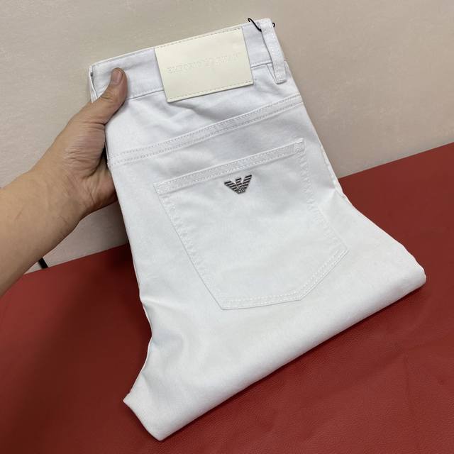 顶级版本 2025春夏欧洲专柜新款 超A代购级别海外贸易公司订单货源，顶级原单高端男士定制时尚修身小直筒牛仔裤。999～1 颜色：图片色 尺码：29-40 面料