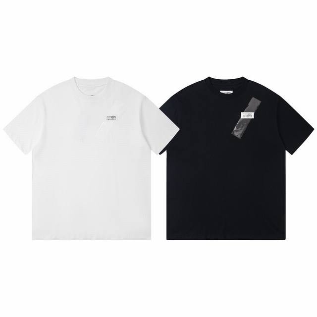 2042# 高品质Maison Margiela 胶带数字标签短袖 胸前饰以醒目的马吉拉胶带数字标签做点缀 胶带的质感与数字的排列 随性而不失精致，以简洁的方式