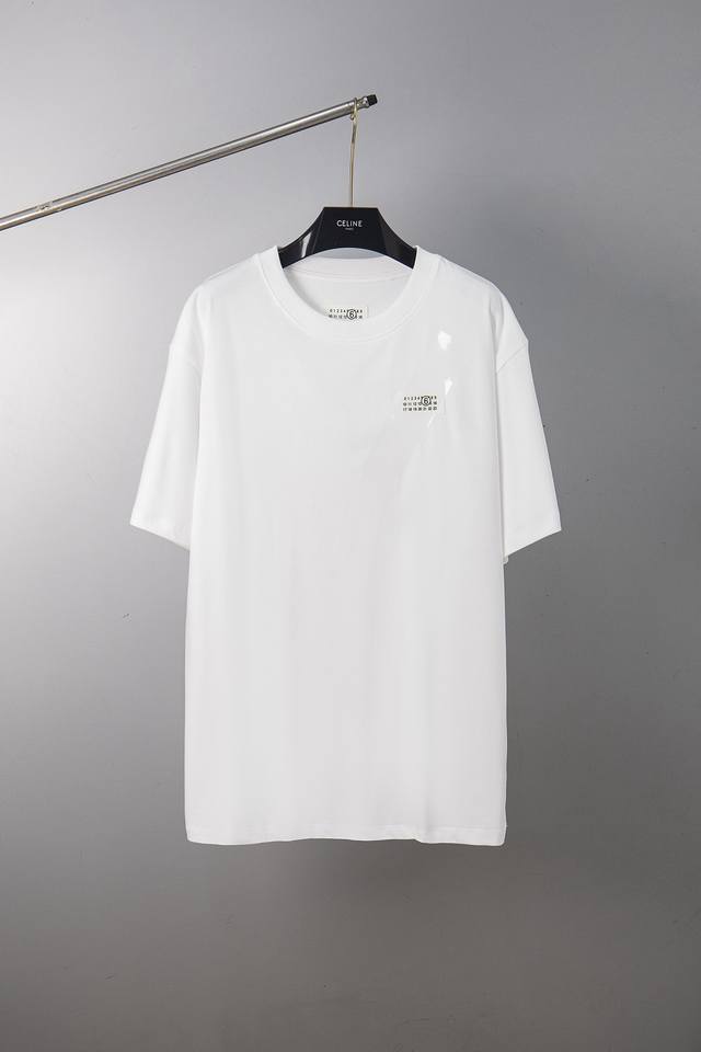 2042# 高品质Maison Margiela 胶带数字标签短袖 胸前饰以醒目的马吉拉胶带数字标签做点缀 胶带的质感与数字的排列 随性而不失精致，以简洁的方式