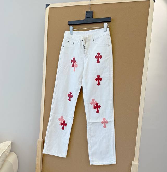 款号：D320 迈阿密限定｜Chrome Hearts Miami迈阿密限定粉色拼皮白色牛仔裤 版型宽松 上身不挑腿型 非常好看 Size #28 30 32