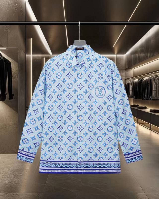 Lv 路易威登爆款来袭 蓝色老花图案长袖衬衫 2025Ss官网新款长袖 衬衫 衬衣，精美烧花对位Logo 高端版本，专柜定制面料 透气舒适度高，精工制作，细节处