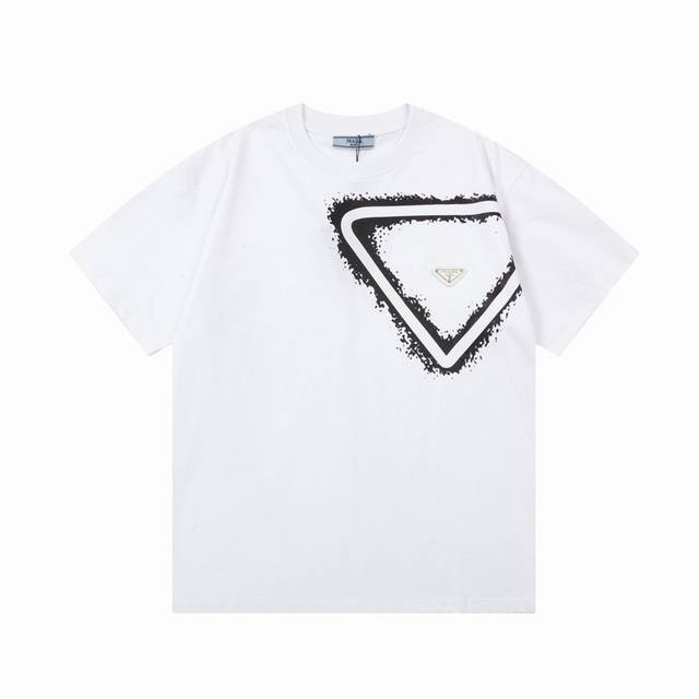 Prada 普拉达 字母泼墨三角标印花 升级，灵感源自八十年代复古 原版面料 官方同款 短袖T恤 定制 310克 同缸染面料 手感非常舒服 春夏最新砖柜同步 时