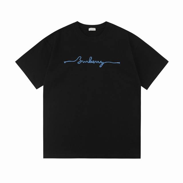 Burberry 巴宝莉 2025新款 编织麻绳字母Logo 男女同款 短袖T恤 定制320克 ％双纱纯棉面料 定染32支双股螺纹 领标吊牌主唛三标齐全 颜色：