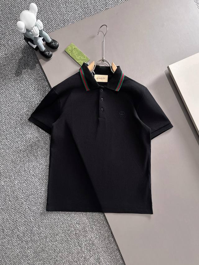 Gucci古驰* 2025春夏款上新 原高版本 Gucci古驰 Polo衫 面料采用290克高密度纯棉珠地面料 不变形 不缩水 工艺介绍：双线走位 胸前采用Mi