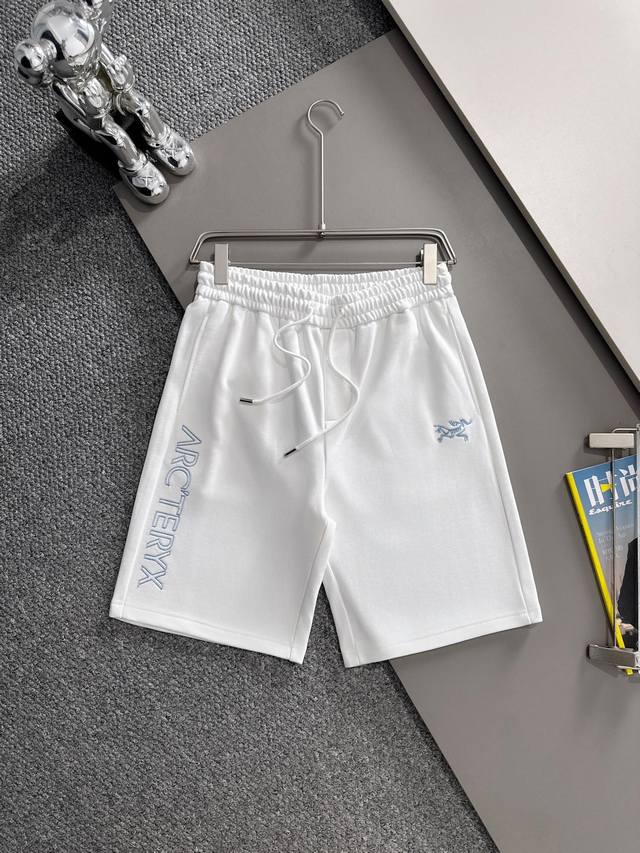套装款！Arc Teryx 2025新款 轻奢主义 镂空刺绣字母Logo 后开袋 男女日常通勤 穿搭必备 休闲短裤 定制毛圈面料 进口机高密度刺绣 内包边处理，