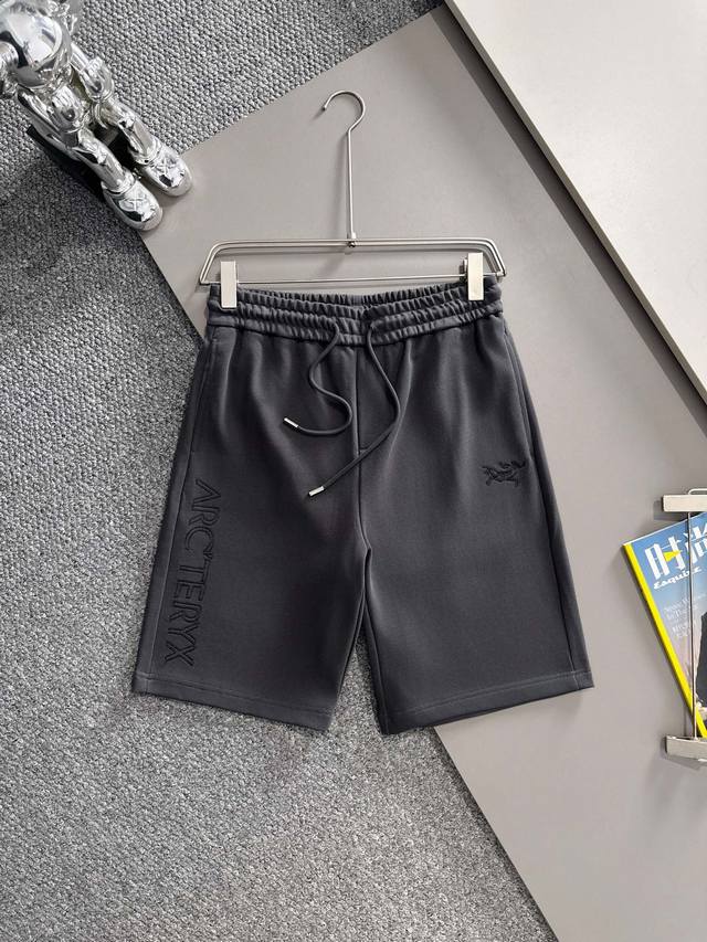 套装款！Arc Teryx 2025新款 轻奢主义 镂空刺绣字母Logo 后开袋 男女日常通勤 穿搭必备 休闲短裤 定制毛圈面料 进口机高密度刺绣 内包边处理，