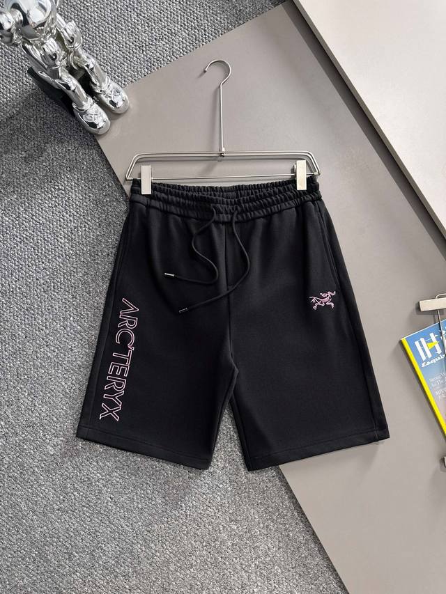 套装款！Arc Teryx 2025新款 轻奢主义 镂空刺绣字母Logo 后开袋 男女日常通勤 穿搭必备 休闲短裤 定制毛圈面料 进口机高密度刺绣 内包边处理，