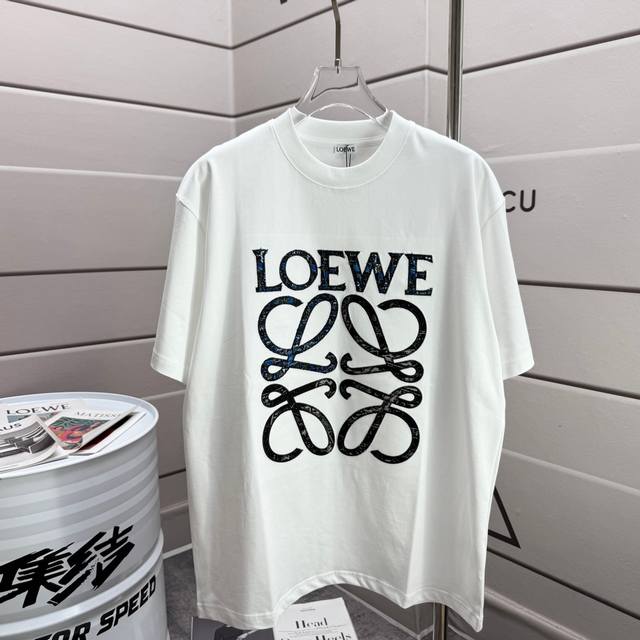 Loew* 罗意*威 2025春夏款 经典个性立体贴布工艺 Logo 定制双纱平纹纯棉面料 短袖T恤 男女同款 颜色：黑色 白色 尺码： S 90- 斤 M -