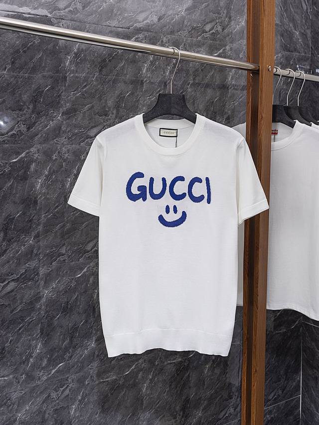 款号J52 Gucci 古驰笑脸提花针织短袖 Gucci 古驰 Logo提花工艺针织短袖圆领毛衣 注重细节 最求品质 男女同款 采用精棉编织纱线3 克毛织面料