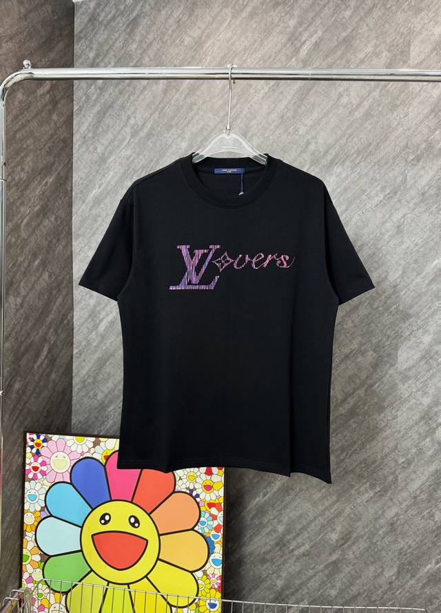款号 G150 Lv立体炫彩字母印花圆领短袖 Louisvuitton官网Zp同步新款T恤 面料采用32支双纱2 克高克重纯棉面料 同缸定织定染原版同色螺纹 进