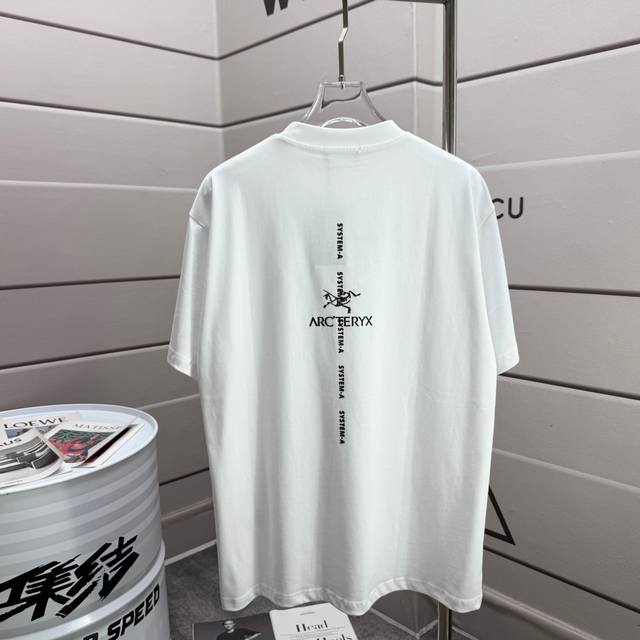 Arc'teryx*始祖*鸟2025春夏季潮牌新款 个性经典图案Logo 字母立体厚板硅胶工艺 定制双纱平纹纯棉面料 短袖T恤 男女同款 颜色：黑色 白色 尺码