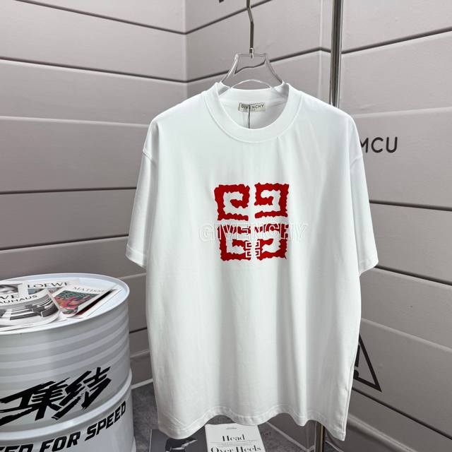Gvc*纪梵*希2025春夏新款 经典图腾字母植绒工艺+立体硅胶工艺 定制双纱平纹纯棉面料 短袖T恤 男女同款 颜色：黑色 白色 尺码： S 90-130斤 M