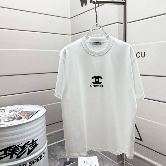 Chane*香奈*儿 2025春夏新款 经典图腾字母 立体硅胶工艺 定制双纱平纹纯棉面料 短袖T恤 男女同款 颜色：黑色 白色 尺码： S 90-130斤 M