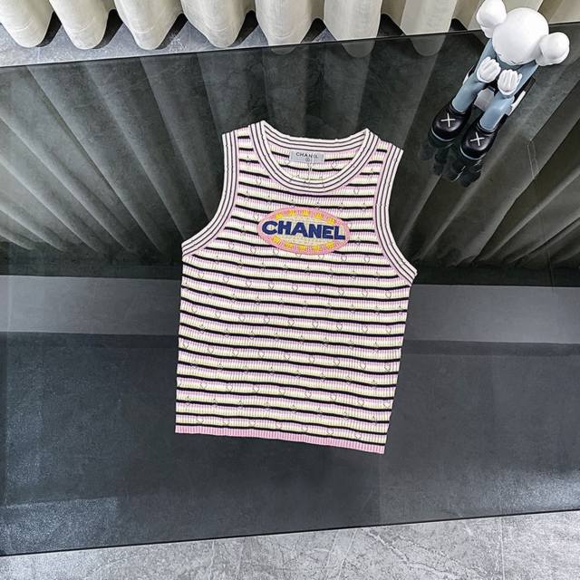 Chanel香奈儿25Ss成衣系列多巴胺超甜针织条纹背心 条纹设计显瘦又高级 刺绣章仔点缀细节感拉满 穿上它瞬间变身法式慵懒女神刺绣章仔 精致又俏皮 细节控狂喜
