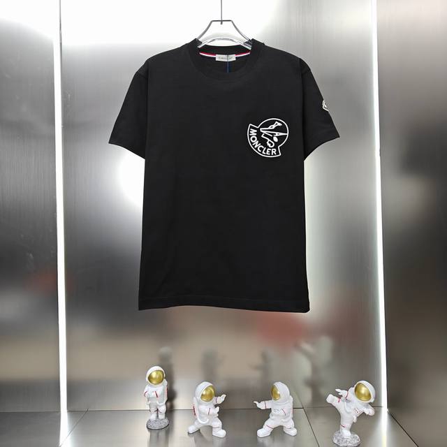 蒙口 Moncler 2025春夏新款男女同款短袖T恤！ 定制专属300克重双纱纯棉面料 定制原版工艺螺纹车工 立体刺绣工艺设计 颜色：黑色 白色 尺码：S-2
