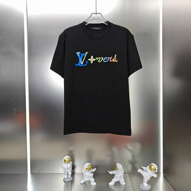 路易威登 Lv 2025春夏新款男女同款短袖T恤！ 定制专属300克重双纱纯棉面料 定制原版工艺螺纹车工 立体中空绣拱桥绣工艺设计 颜色：黑色 白色 天蓝色 尺