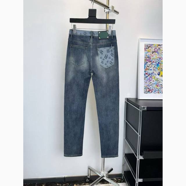 款号Cc886 Dg杜嘉班娜印花Logo春夏新品薄款牛仔裤 专柜主推黑牛仔裤奢华感十足皮标Dg五金 爆款 帅气高端轻奢经典修身小直筒版型裁剪设计男士板型十足腔调