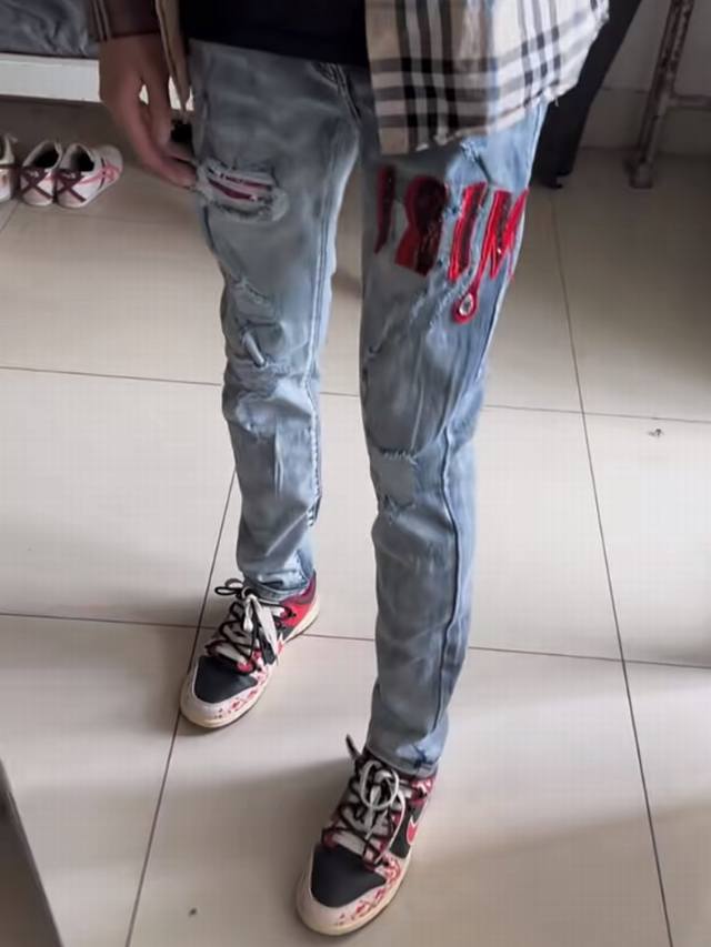 款号Cc666 Amiri Mx1高街牛仔裤修身长裤Fog高街男潮 Amiri 近年来高街成了男装里越来越频繁出现的词 高街风格也就成了大家搭配的重要方向 高街