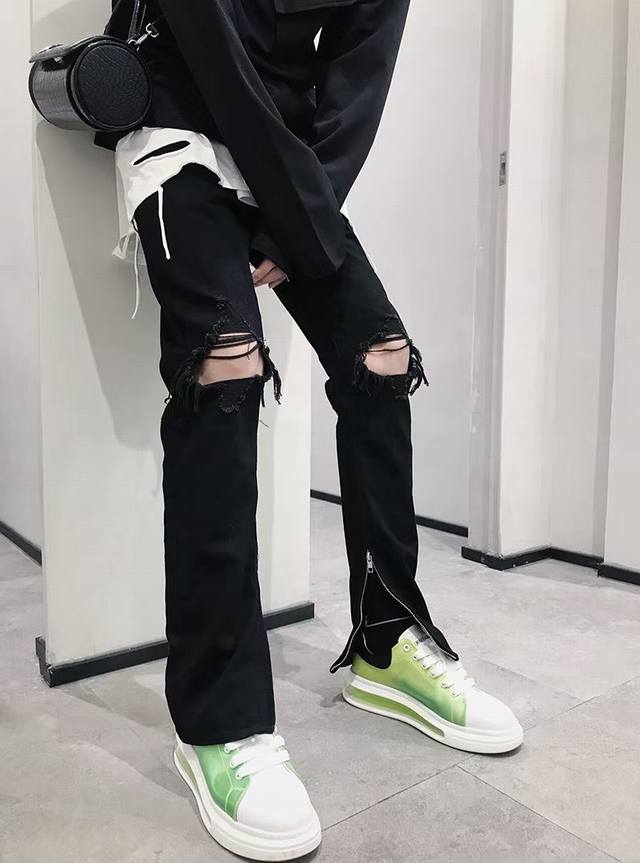 款号Cc3 最高版本 Fear Of God 高端定制Fog第六季主线重工洗水破洞牛仔裤，你可以把他认为是Fog4Th蓝牛的黑色版本，因为他们是近乎一个版型，标