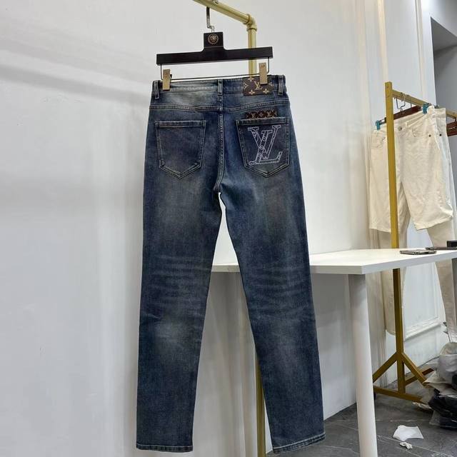 款号Cc689 Lv 路易威登 驴家最新超柔牛仔裤 驴家顶级用料超柔高棉水洗牛仔面料每一件水洗费用高达常规工艺三倍之多 触感极致细腻 质感非常好 全身简约大气设