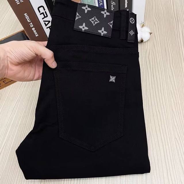 款号Cc579 Lv路易威登新款老花皮标刺绣牛仔裤 小直筒 专柜有售 实体店极品牛仔裤专柜原版1:1好货 适合各个年龄段 市场最高版本的欧洲进口面料 舒适柔软亲