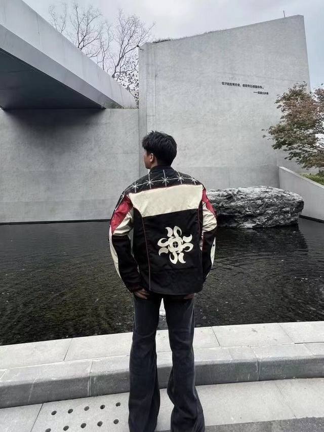 款号Cc568 小众Tt同款赛车服刺绣套头拼色夹克外套 22年韩国品牌Kusikohc 可谓赚的盆满钵满，不仅在韩国被潮流先锋人士关注，包括吴赫、Gd权志龙等很