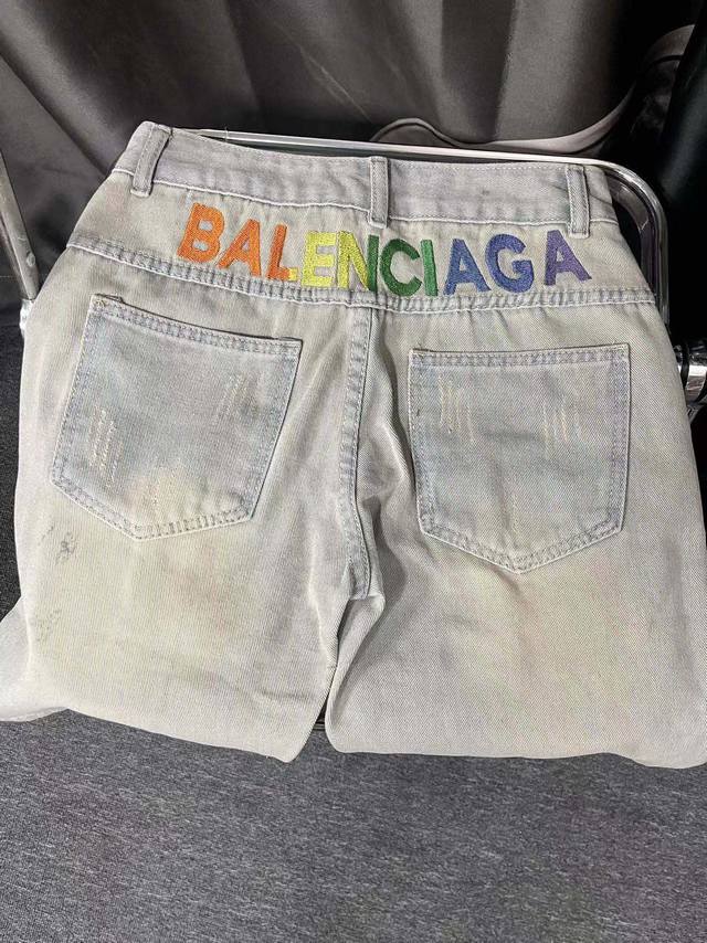 款号Cc611 Balenciaga 巴黎世家 新款渐变刺绣字母Logo破洞复古做旧牛仔短裤 外贸原单高端限量丹宁牛仔 客供高级进口的丹宁原色面料 特选日本冈山