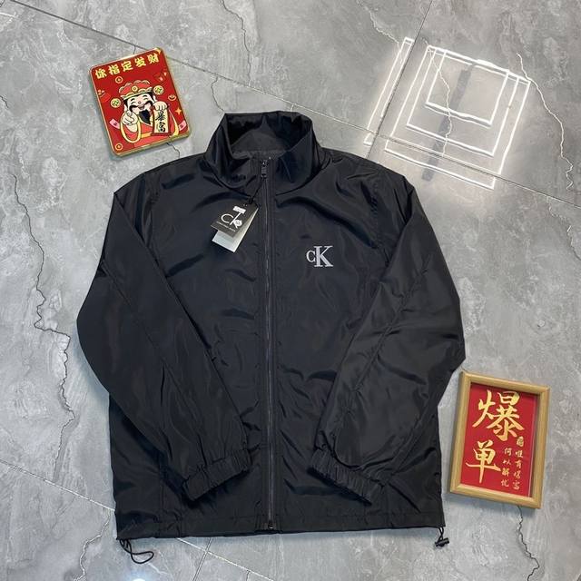 款号Cc694 Ck秋冬男女同款港风宽松休闲外套男士夹克衫上衣！上身非常简单帅气有型的一款 男女情侣款都能轻松驾驭. 采用涤纶工装面料 微弹质感非常柔软舒适 整
