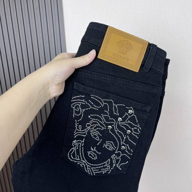 款号Cc695 Versace 范思哲美杜莎专柜牛仔裤 恒隆在售万元级 范思哲家今年最新精梳水洗超柔牛仔面料 触感细腻舒适 贴身亲肤爽肤 弹力氨纶成分充分保证松
