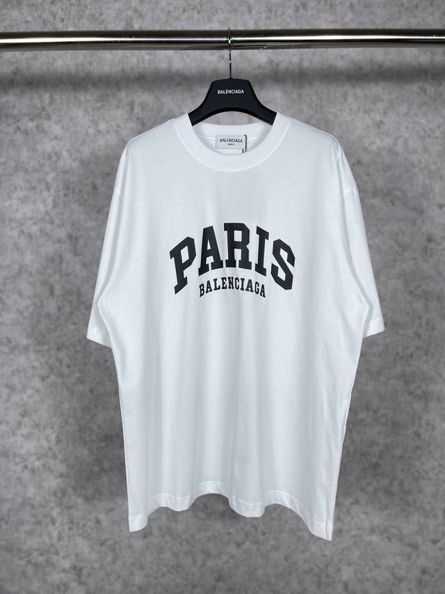实拍图 顶级版本.官网品质 Balenci*Ga 巴黎.前印Paris短袖T恤.砖柜同步.面料采用巴黎Zp定织定染全棉双纱紧密棉.克重260克，布面干净.布纹清